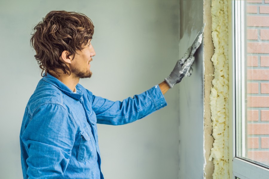 Comment choisir un enduit à la chaux pour un mur en parpaing ?