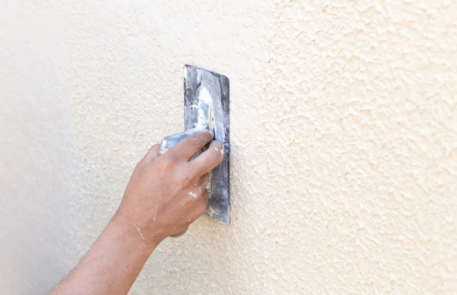 Comment réparer un crépi abîmé sur un mur ?