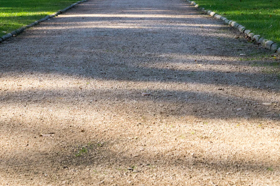 Comment réaliser une allée en gravier pour voiture de manière efficace ?