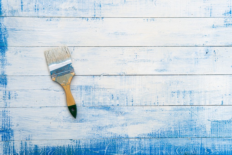 L'importance d'enlever la peinture sur bois pour la rénovation d'un meuble