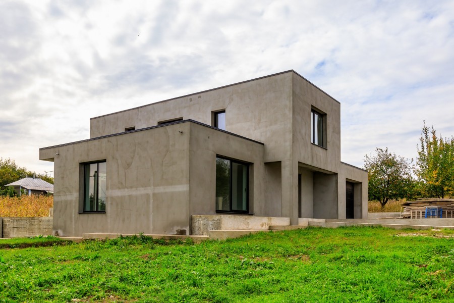 Quel est le processus de construction d'une maison préfabriquée en béton ?