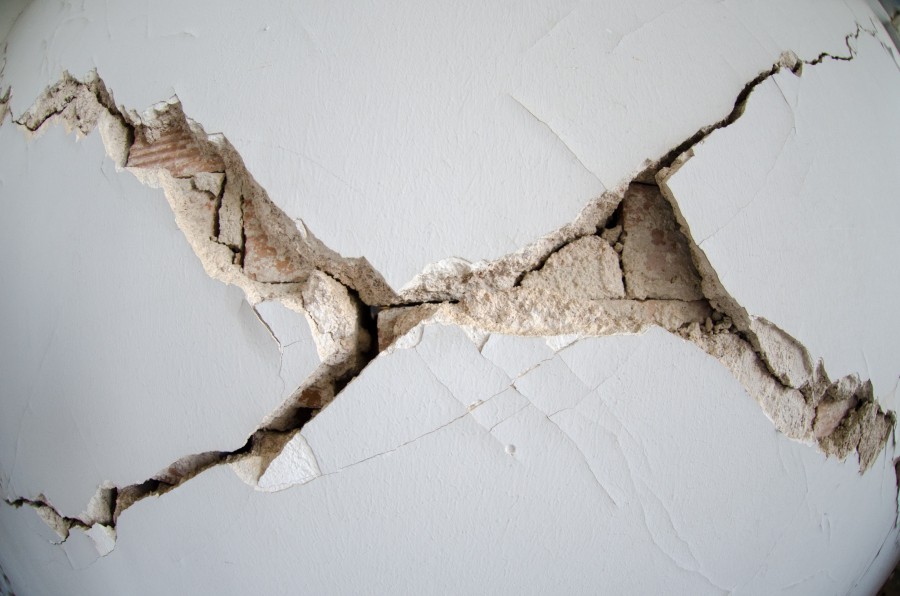 Quelles sont les causes de fissures horizontales maison ?